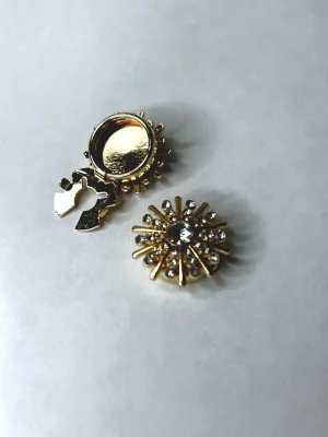 Cache-bouton décoratif vue de dessus Vue de dessus d'un cache-bouton bijoux décoratif avec strass