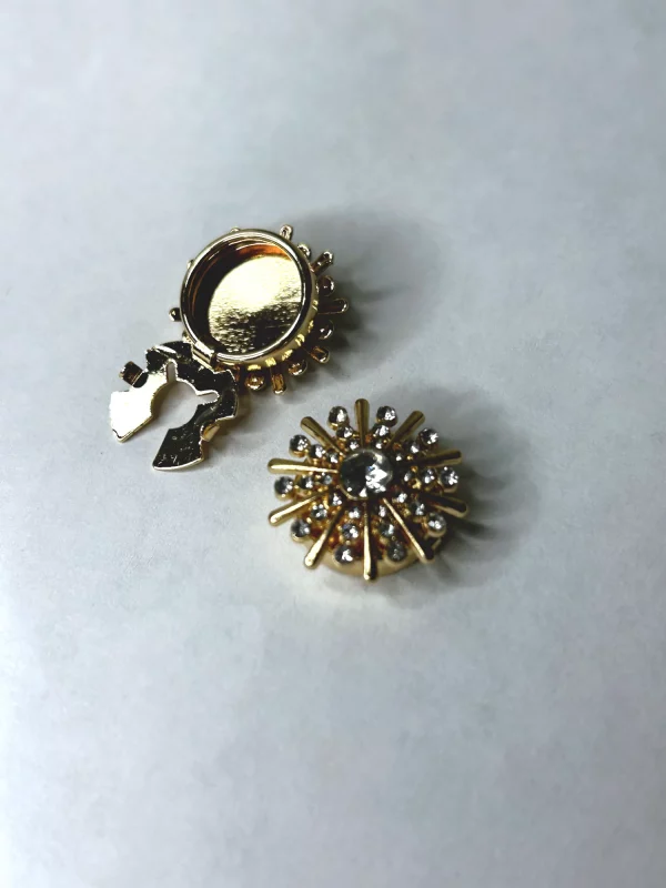 Cache-bouton décoratif vue de dessus Vue de dessus d'un cache-bouton bijoux décoratif avec strass