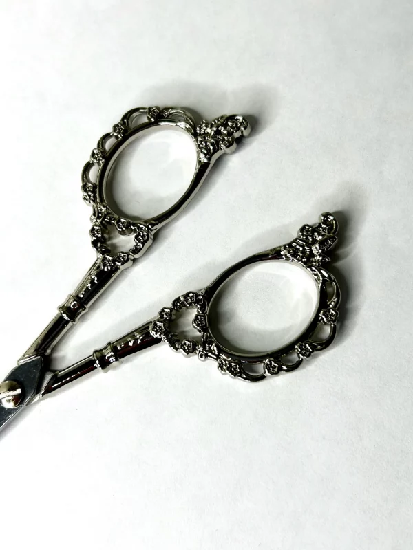 Poignée métallique des ciseaux de précision 11 cm vintage avec motif floral pour confort et maniabilité