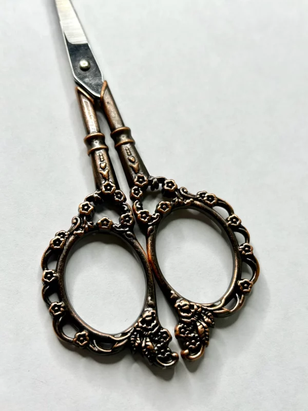 Poignée métallique des ciseaux de précision 11 cm vintage avec motif floral pour confort et maniabilité