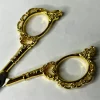 Poignée métallique des ciseaux de précision 11 cm vintage avec motif floral pour confort et maniabilité
