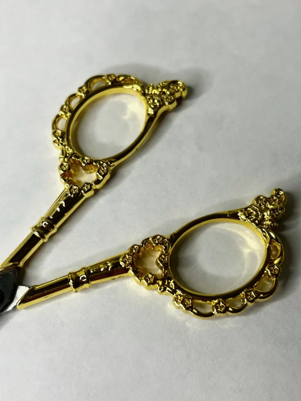 Poignée métallique des ciseaux de précision 11 cm vintage avec motif floral pour confort et maniabilité