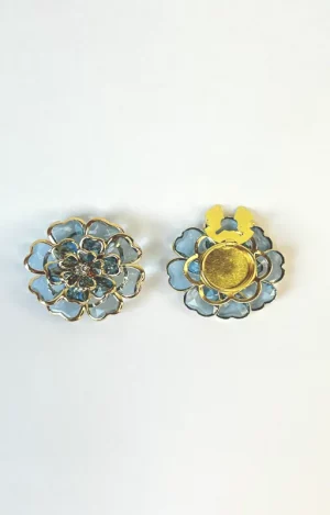 fleur-bleue cache bouton fleur bleue