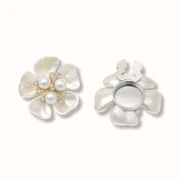Lot de 2 cache-boutons Fleur Jasmine avec 3 perles et 7 strass reliés par fines tiges dorées, largeur 3,7 cm, compatibles avec boutons jusqu’à 1,5 cm, présentés en duo pour illustrer le rendu décoratif sur chemises, vestes et accessoires. Couleur blanche