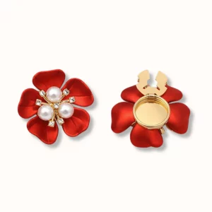 Lot de 2 cache-boutons Fleur Jasmine avec 3 perles et 7 strass reliés par fines tiges dorées, largeur 3,7 cm, compatibles avec boutons jusqu’à 1,5 cm, présentés en duo pour illustrer le rendu décoratif sur chemises, vestes et accessoires. Couleur rouge